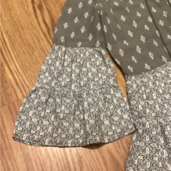 Women’s blouse casual size XS brand Mudd long sleeve color green floral - Picture 3 of 9